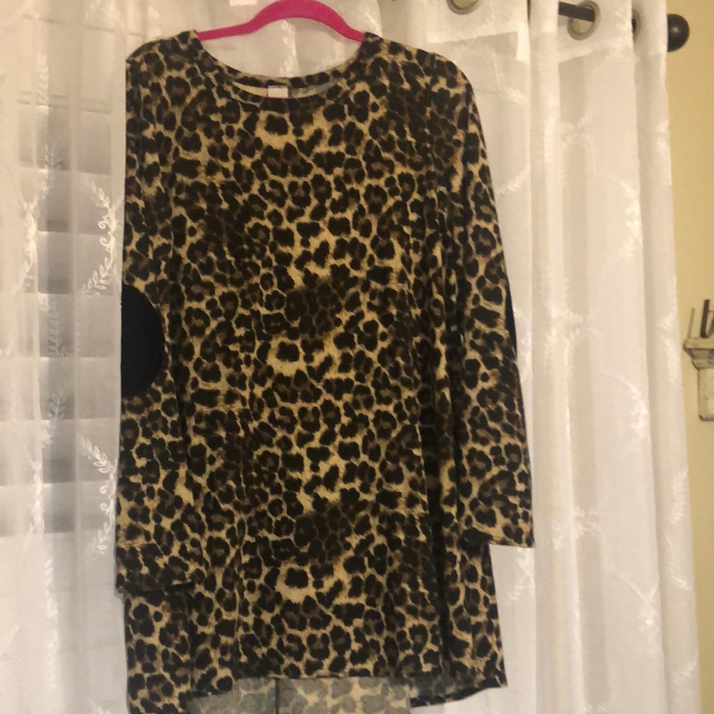 Boutique leopard top never worn. No tags